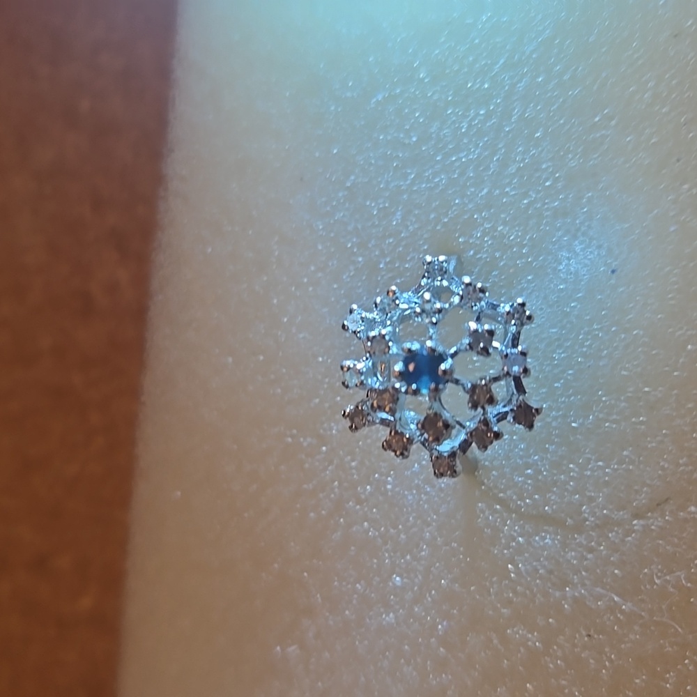 14KT Whitegold ring set with 18 small diamonds and 1 center sapphire Sz6